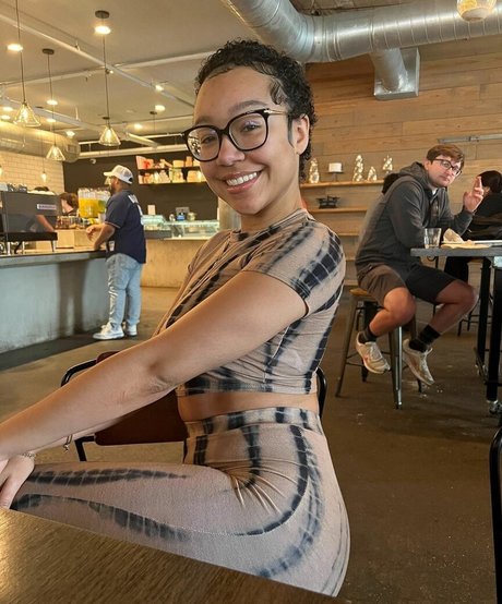 Nahá fotka uniklých OnlyFans od Caileneasely