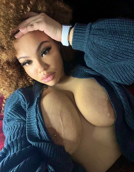 Nahá fotka uniklých OnlyFans od Teeee