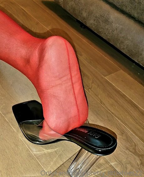 Nahá fotka uniklých OnlyFans od Prettylittletoes22