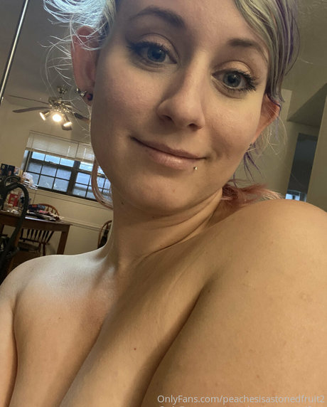Nahá fotka uniklých OnlyFans od Peachesisastonedfruit2