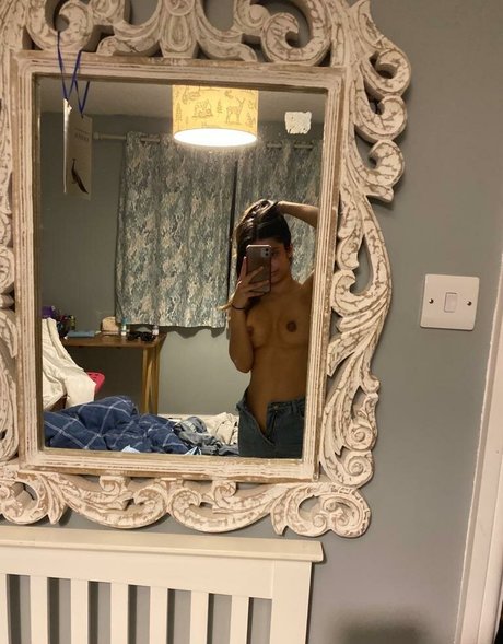 Naken läckt OnlyFans-bild av Davina Samra