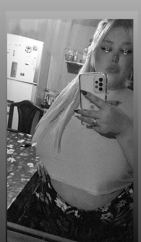 Naken lekkede OnlyFans-bilde av Luianaxxx