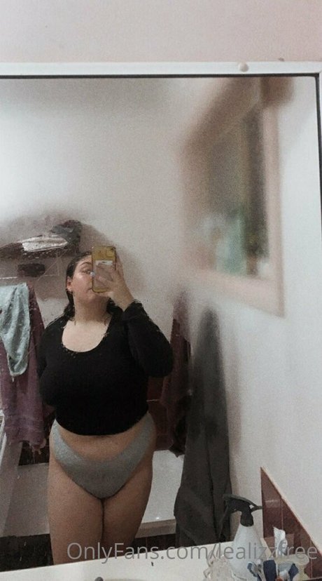 Lealizzfree  nude leaked OnlyFans photo