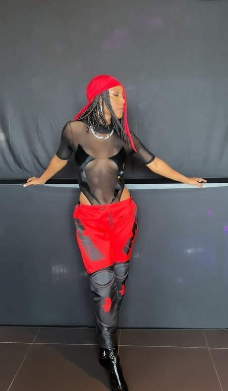 Naken läckt OnlyFans-bild av Negra Li