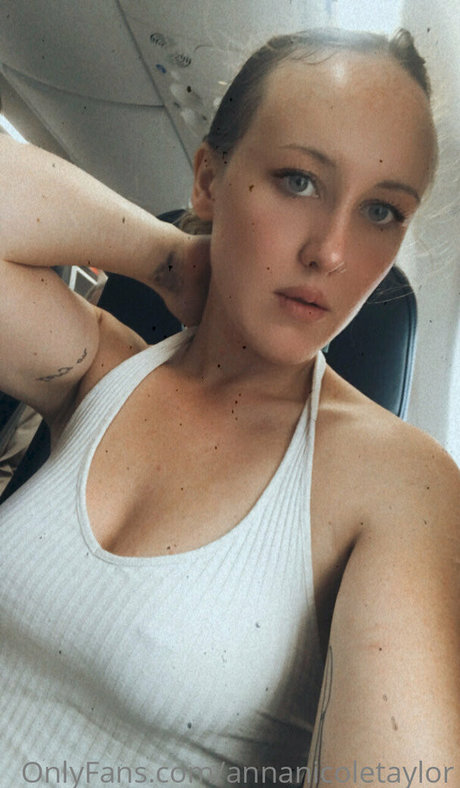 Naken läckt OnlyFans-bild av Annanicoletaylor