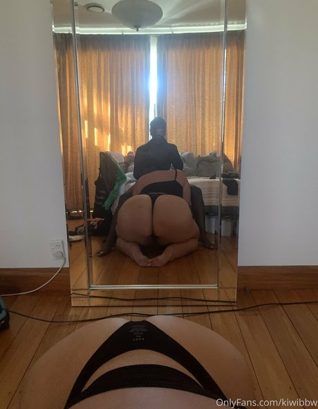 Naken lekkede OnlyFans-bilde av Kiwibbw