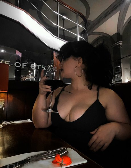 Обнаженная фотография утечки OnlyFans от Mechedaily