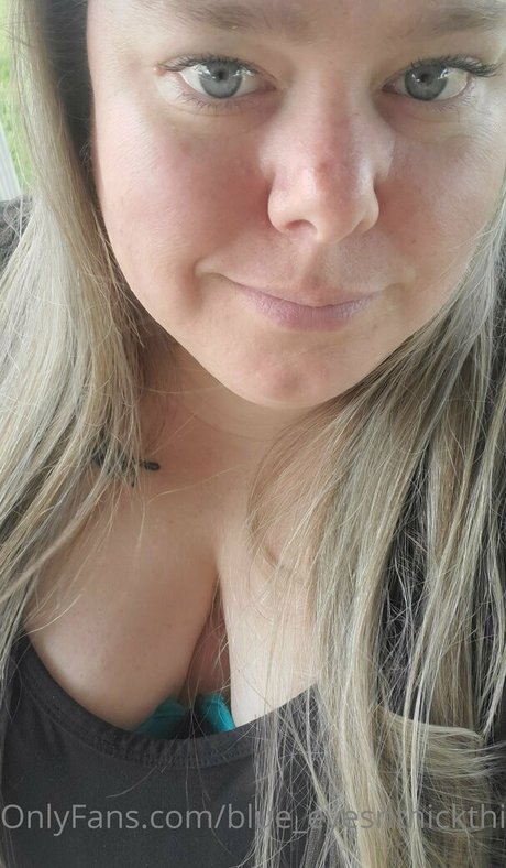Naakte gelekte OnlyFans-foto van Blueeyesnthickthighs