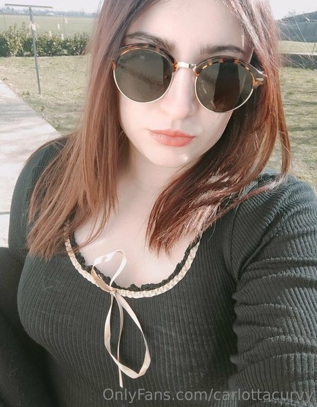 Nahá fotka uniklých OnlyFans od Carlottacurvy