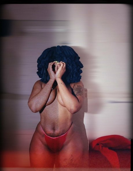 Nøgent lækket OnlyFans-billede af Moonchild Sanelly