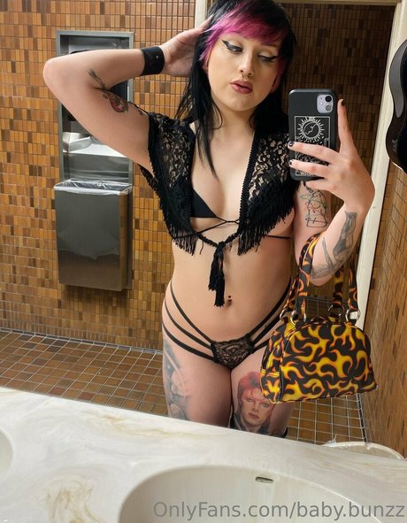 Naken läckt OnlyFans-bild av Babybunzz
