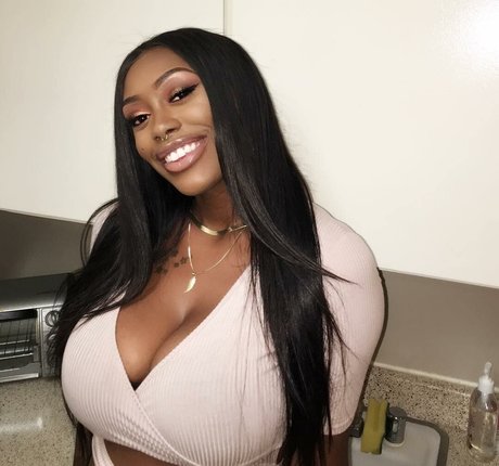 Naken läckt OnlyFans-bild av Nonniebaby