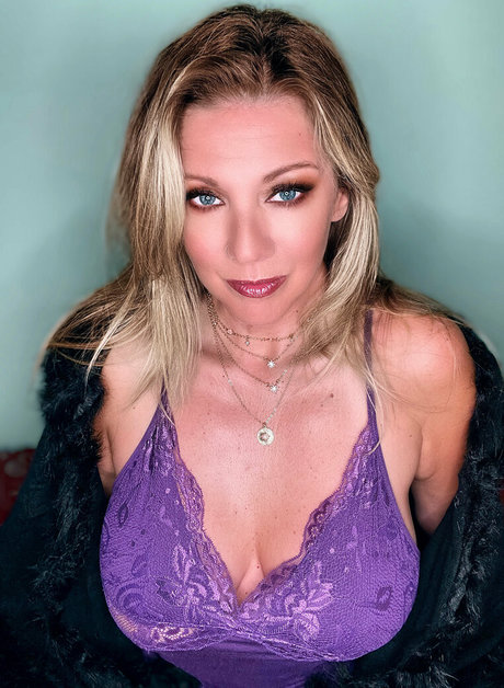 Ellelyonexclusive