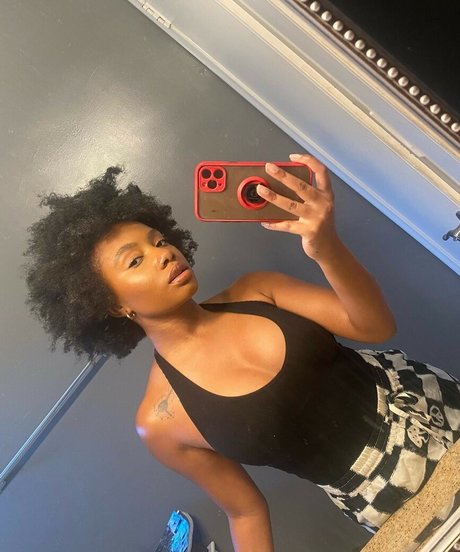 Naakte gelekte OnlyFans-foto van Imani Hakim