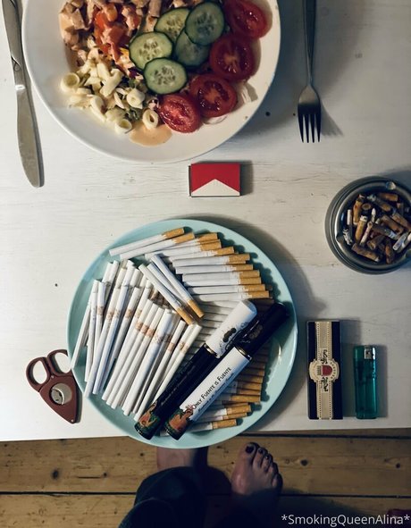Naken lekkede OnlyFans-bilde av Smokingqueenalina