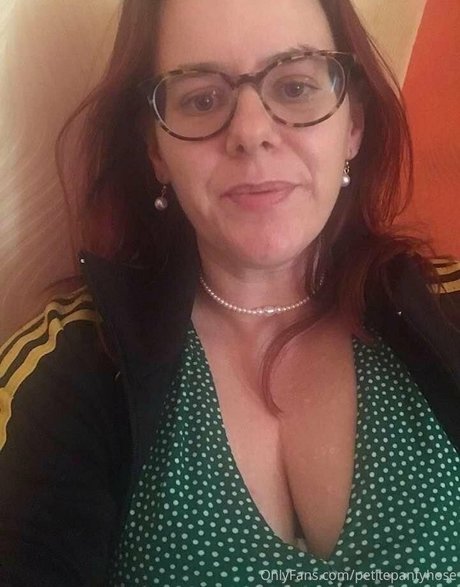 Naakte gelekte OnlyFans-foto van Petitepantyhose