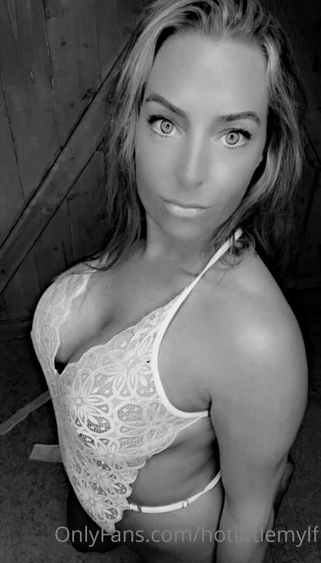 Naken lekkede OnlyFans-bilde av Hotlittlemylf