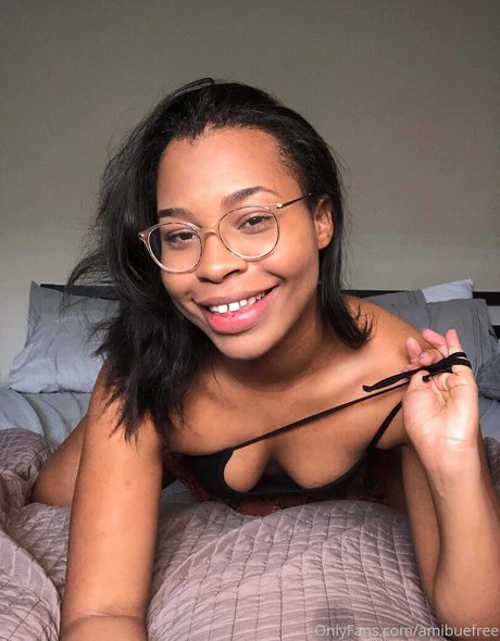 Naken lekkede OnlyFans-bilde av Amibuefree