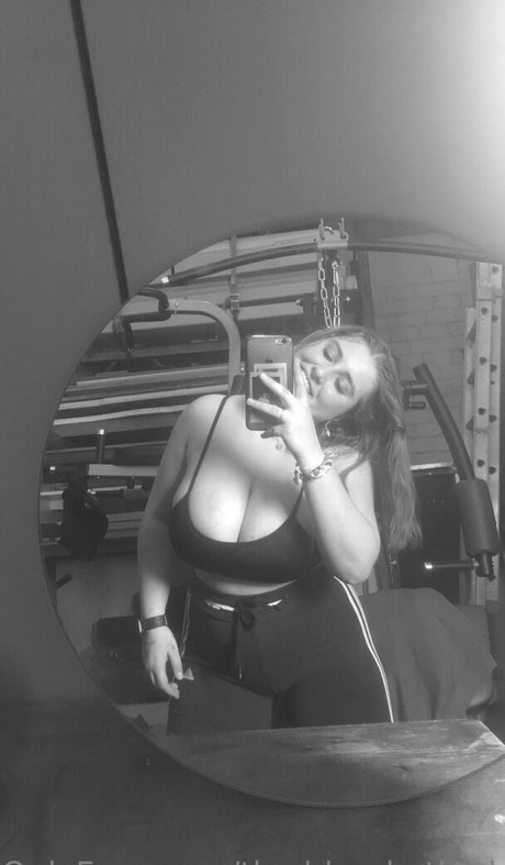 Foto desnuda filtrada de OnlyFans de Theblondethebrunette