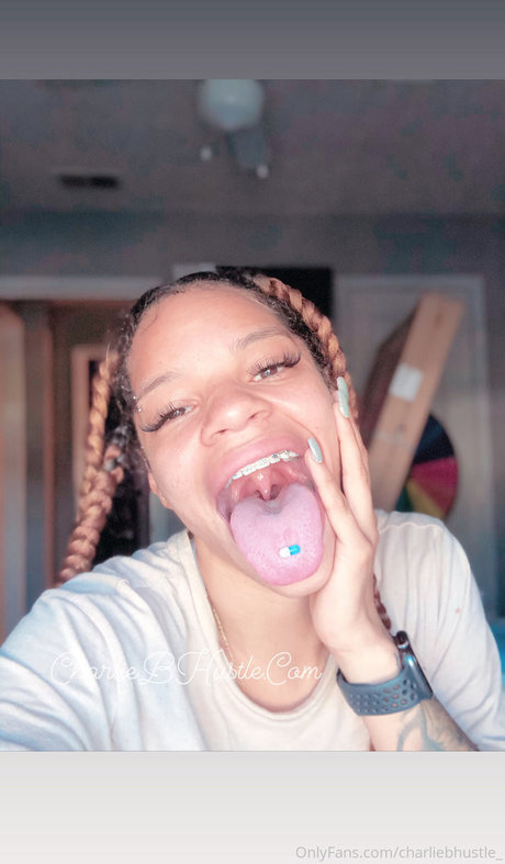 Nacktes geleaktes OnlyFans-Foto von Charliebhustle