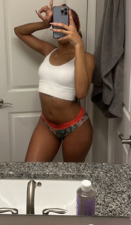 Naken lekkede OnlyFans-bilde av Alleyesondee