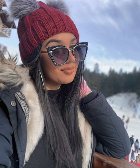 Naken lekkede OnlyFans-bilde av Emina Jahi
