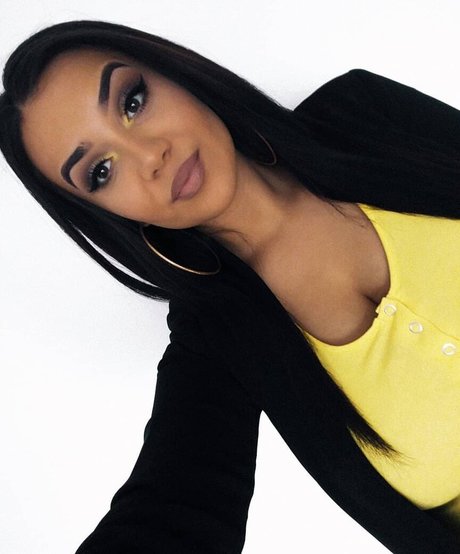 Naken läckt OnlyFans-bild av Emina Jahi