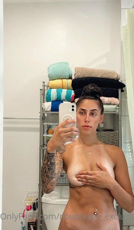 Naken lekkede OnlyFans-bilde av Novaskyeeexclusive
